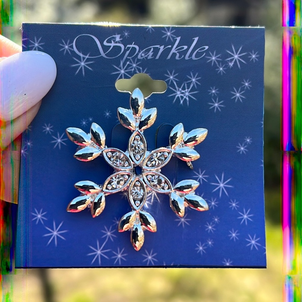 Unique New Silver tone Snowflake ❄️ Pin with center crystals. Gorgeous gift idea